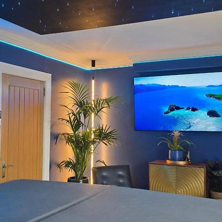 The New Blue Horse Suite At The Grumpy Schnauzer B&B Luxury Private Indoor Hot Tub Breakfast In Bed Airdrie Kültér fotó