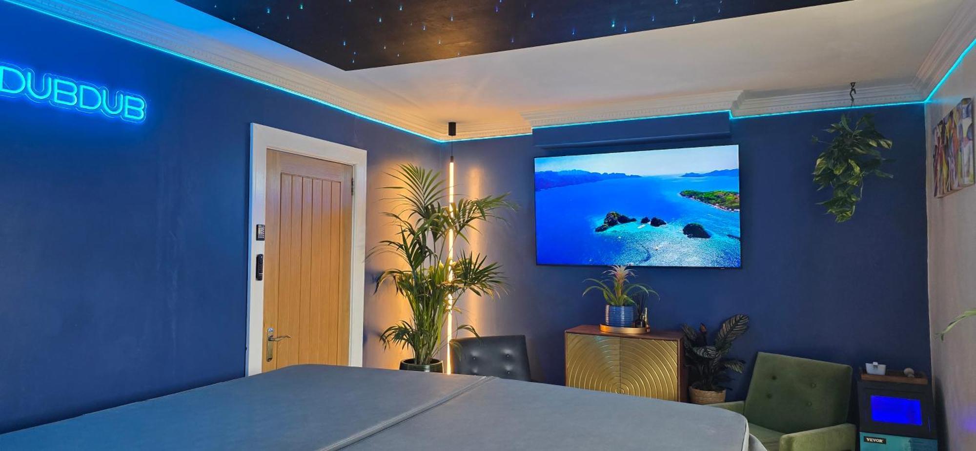 The New Blue Horse Suite At The Grumpy Schnauzer B&B Luxury Private Indoor Hot Tub Breakfast In Bed Airdrie Kültér fotó