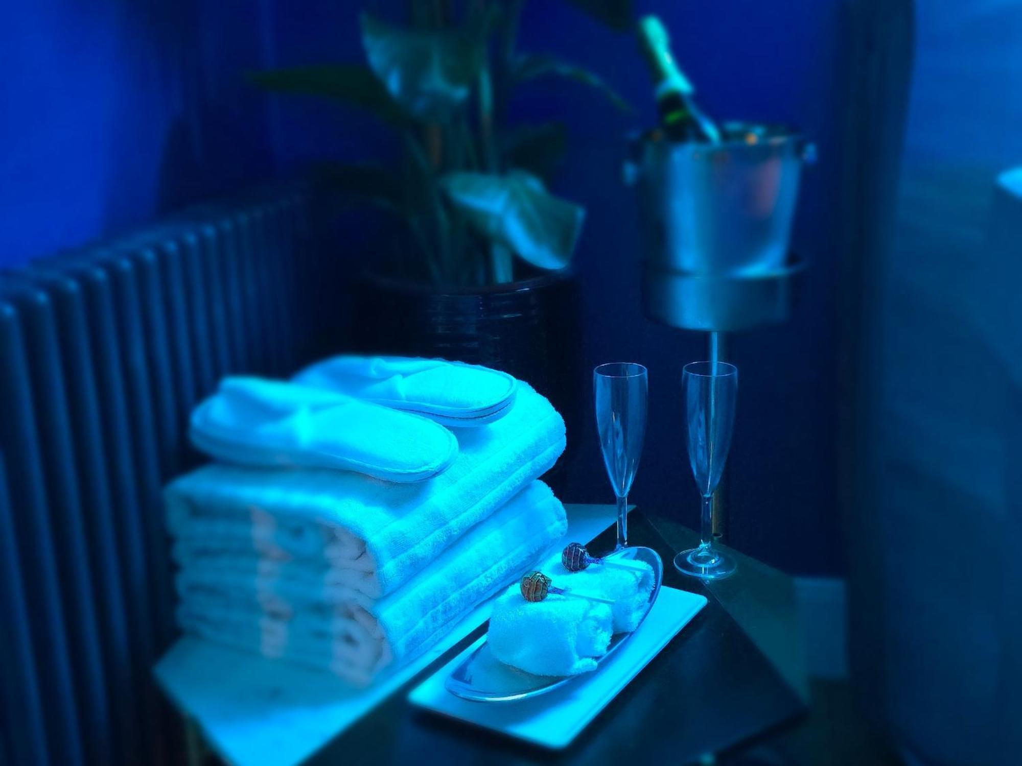 The New Blue Horse Suite At The Grumpy Schnauzer B&B Luxury Private Indoor Hot Tub Breakfast In Bed Airdrie Kültér fotó