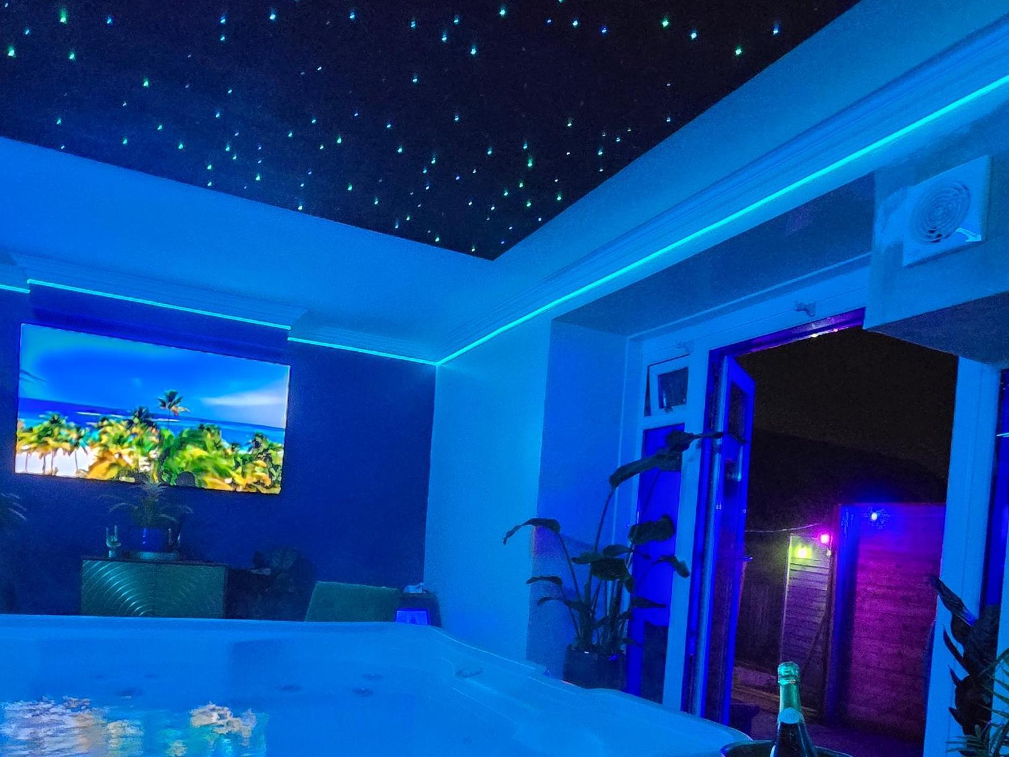 The New Blue Horse Suite At The Grumpy Schnauzer B&B Luxury Private Indoor Hot Tub Breakfast In Bed Airdrie Kültér fotó